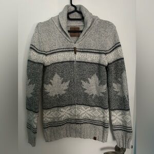 Canadiana Women’s Gray Leaf Pattern Zip Cardigan